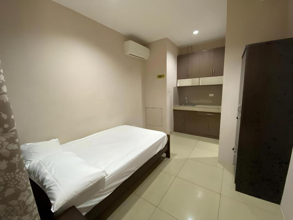 Oyo 766 Ichehan Apartments Manila Kültér fotó